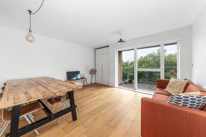 1 bedroom apartment for sale in London, United Kingdom - Image 2