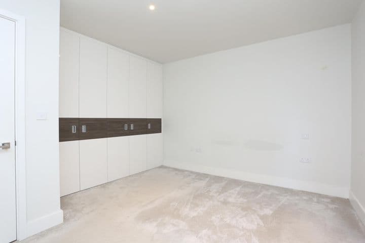 1 bedroom apartment for sale in London, United Kingdom - Image 9