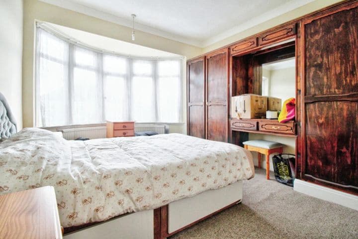 4 bedrooms house for sale in Romford, United Kingdom - Image 3