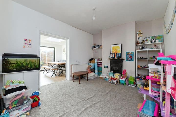 3 bedrooms house for sale in Ilford, United Kingdom - Image 9