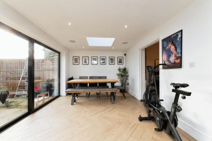 3 bedrooms house for sale in Ilford, United Kingdom - Image 7