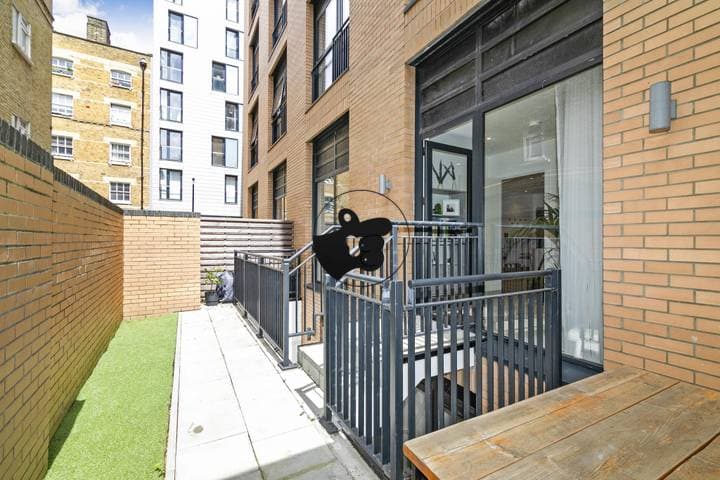 2 bedrooms apartment for sale in London, United Kingdom - Image 7