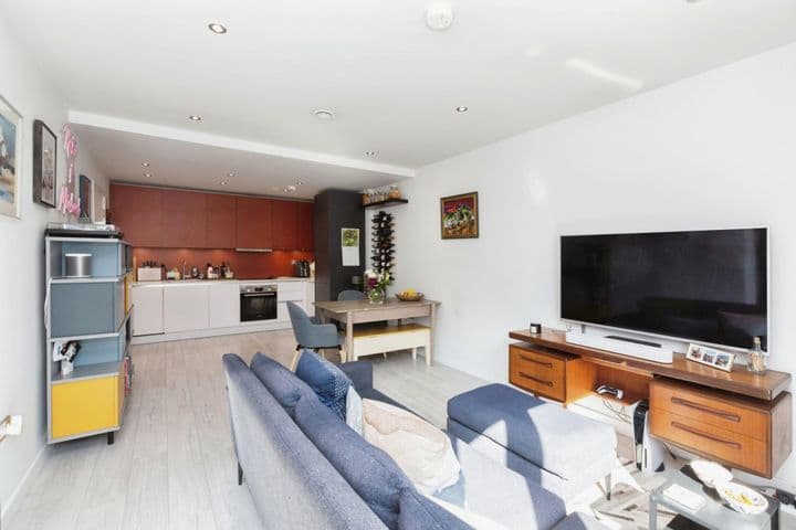 2 bedrooms apartment for sale in London, United Kingdom - Image 2