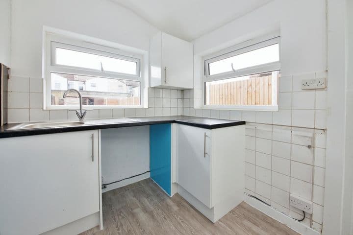 2 bedrooms house for sale in Ilford, United Kingdom - Image 6