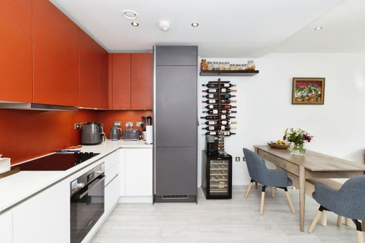 2 bedrooms apartment for sale in London, United Kingdom - Image 8