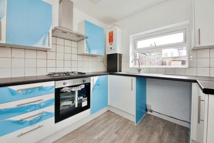 2 bedrooms house for sale in Ilford, United Kingdom - Image 4