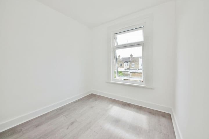 2 bedrooms house for sale in Ilford, United Kingdom - Image 10