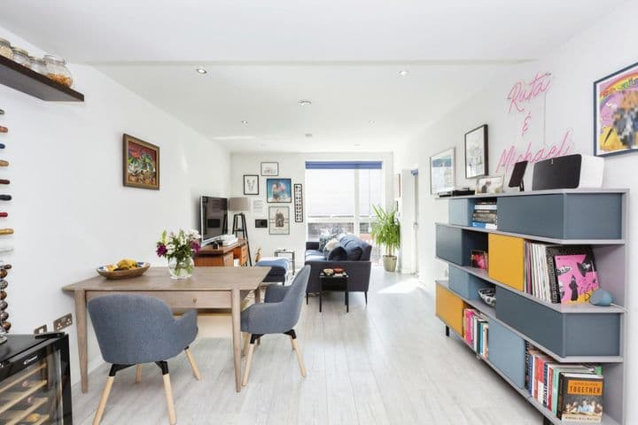 2 bedrooms apartment for sale in London, United Kingdom - Image 4