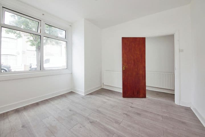 2 bedrooms house for sale in Ilford, United Kingdom - Image 3