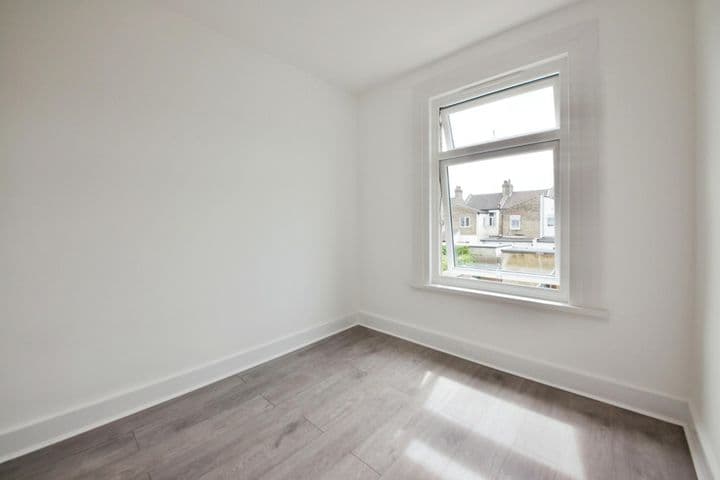 2 bedrooms house for sale in Ilford, United Kingdom - Image 11