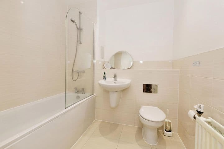 3 bedrooms apartment for sale in Barking, United Kingdom - Image 6