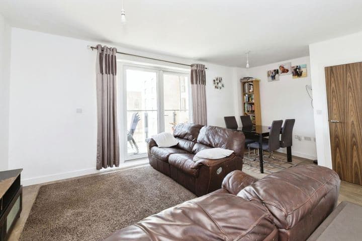 3 bedrooms apartment for sale in Barking, United Kingdom - Image 2