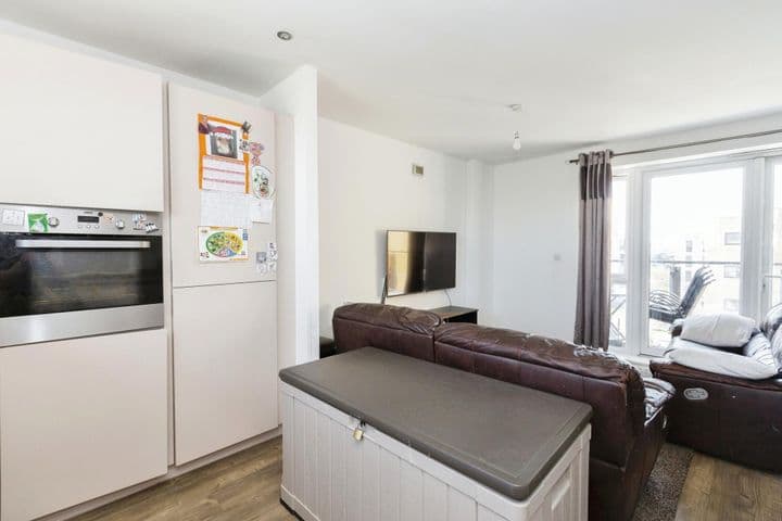 3 bedrooms apartment for sale in Barking, United Kingdom - Image 3