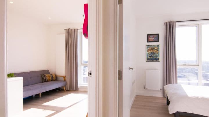 1 bedroom apartment for sale in London, United Kingdom - Image 5