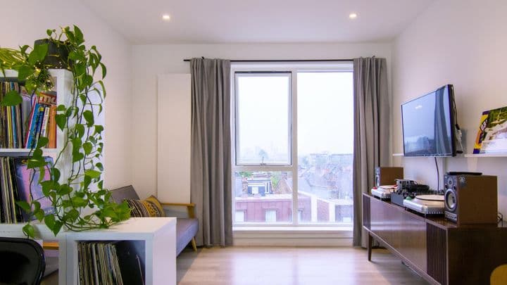 1 bedroom apartment for sale in London, United Kingdom - Image 7