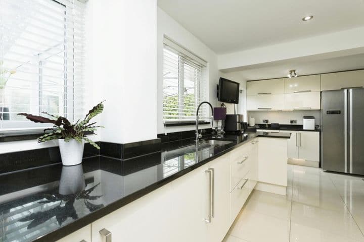 4 bedrooms house for sale in Horsham, United Kingdom - Image 3