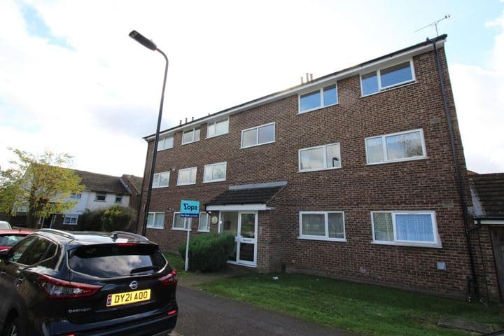 1 bedroom apartment for sale in Northolt, United Kingdom - Image 2