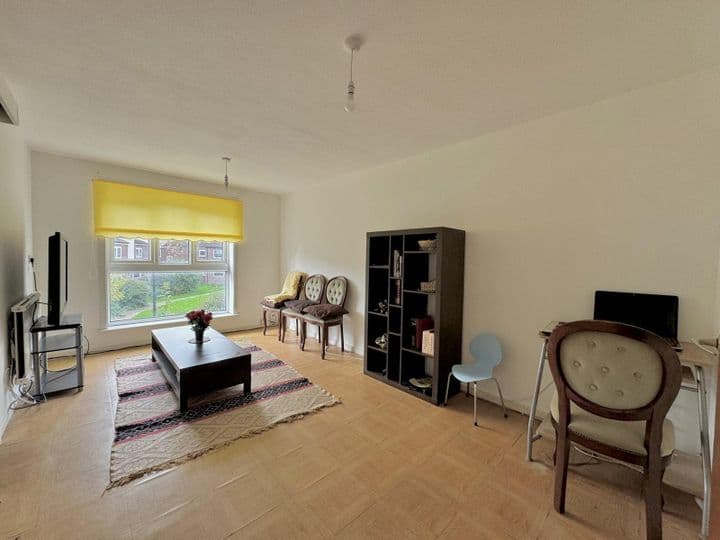 1 bedroom apartment for sale in Feltham, United Kingdom - Image 5