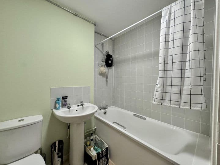 1 bedroom apartment for sale in Feltham, United Kingdom - Image 10