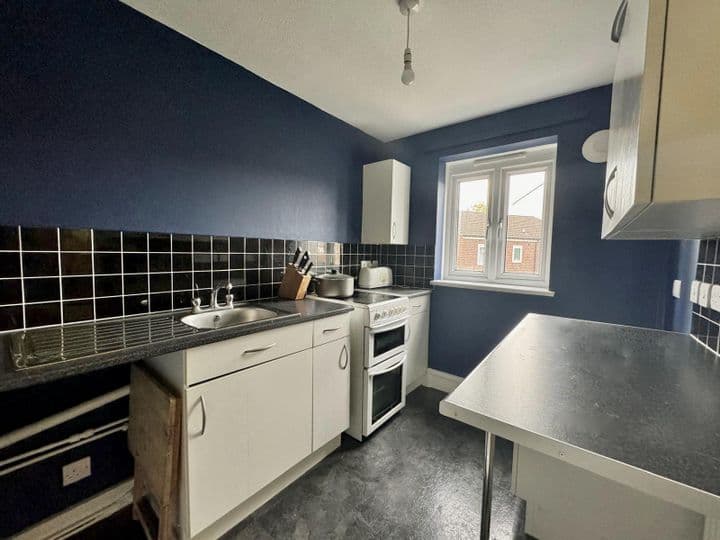 1 bedroom apartment for sale in Feltham, United Kingdom - Image 3