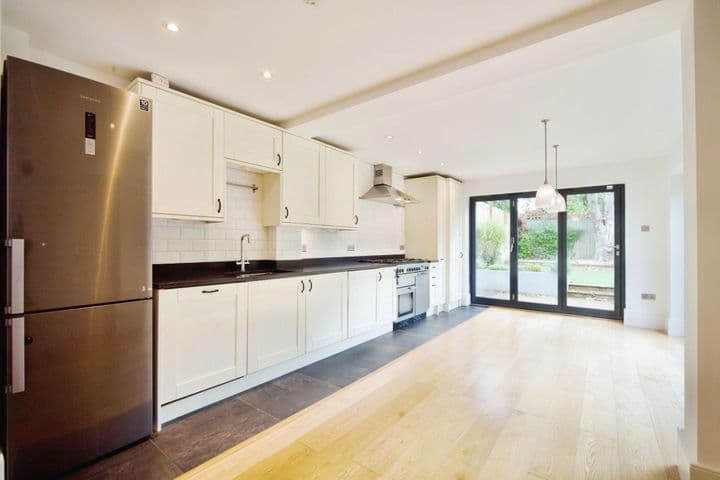 3 bedrooms apartment for sale in London, United Kingdom - Image 4