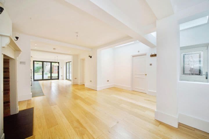 3 bedrooms apartment for sale in London, United Kingdom - Image 3