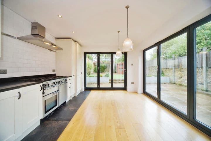 3 bedrooms apartment for sale in London, United Kingdom - Image 2