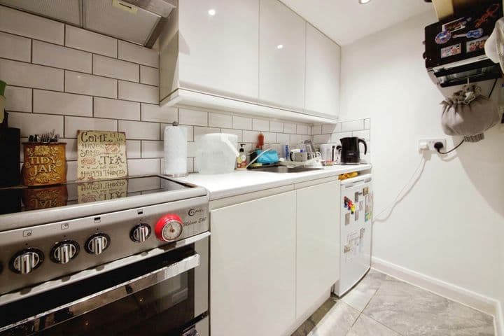 Apartment for sale in London, United Kingdom - Image 8