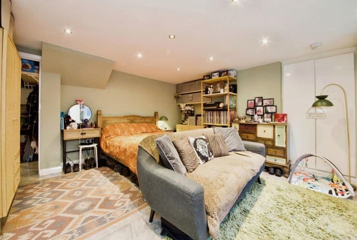 Apartment for sale in London, United Kingdom - Image 5