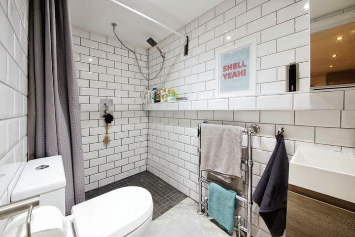 Apartment for sale in London, United Kingdom - Image 4