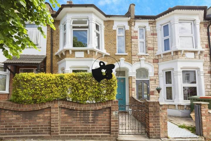 3 bedrooms house for sale in London, United Kingdom - Image 2