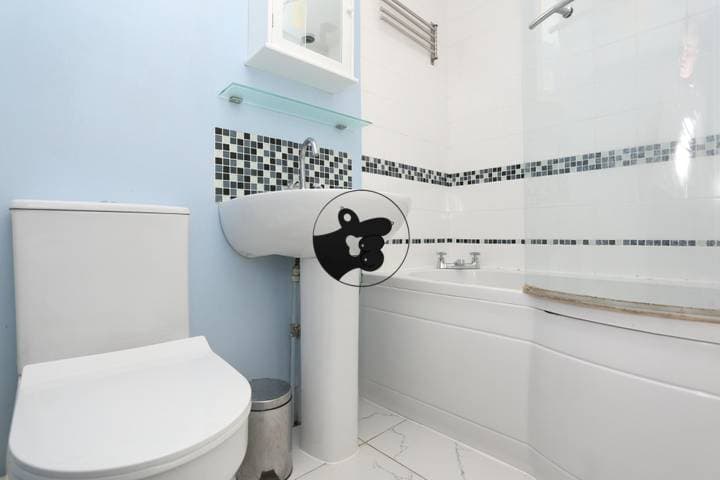 Apartment for sale in London, United Kingdom - Image 12