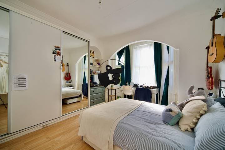 3 bedrooms house for sale in London, United Kingdom - Image 8