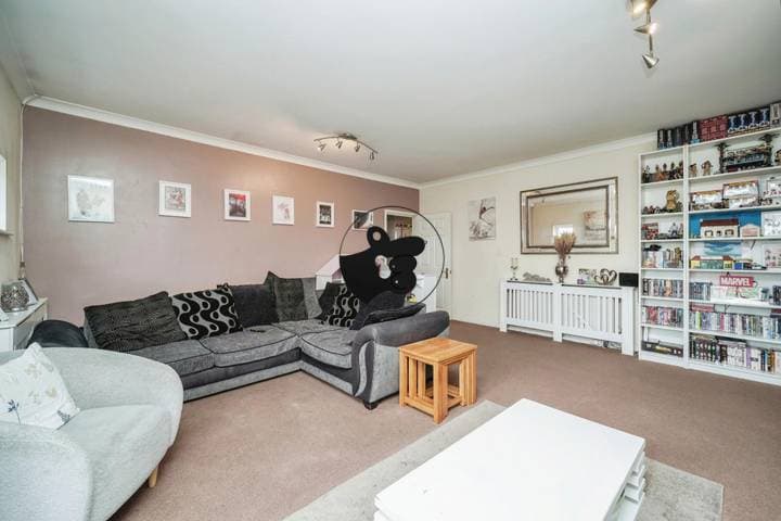 3 bedrooms apartment for sale in Slough, United Kingdom - Image 4