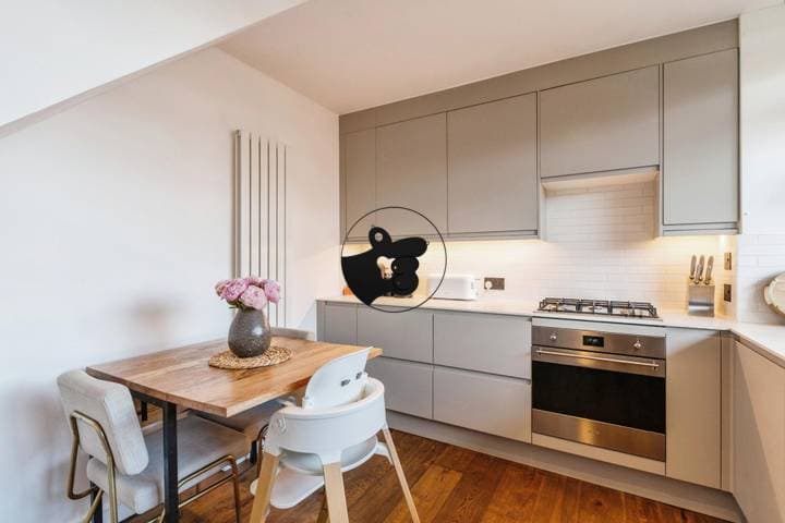 3 bedrooms apartment for sale in London, United Kingdom - Image 3