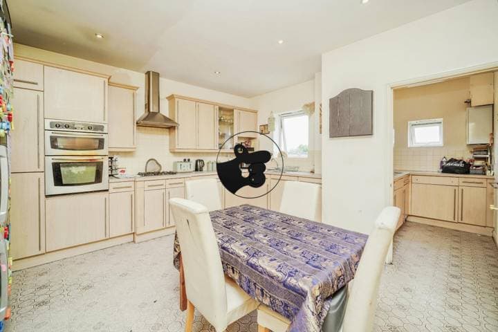 3 bedrooms apartment for sale in Slough, United Kingdom - Image 9