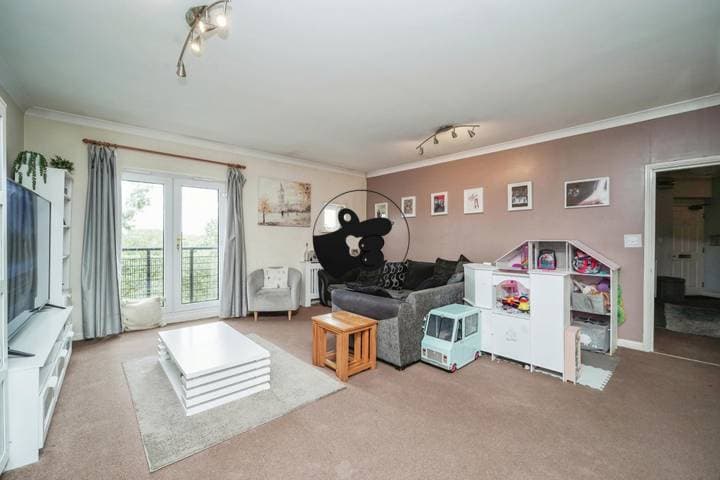 3 bedrooms apartment for sale in Slough, United Kingdom - Image 3