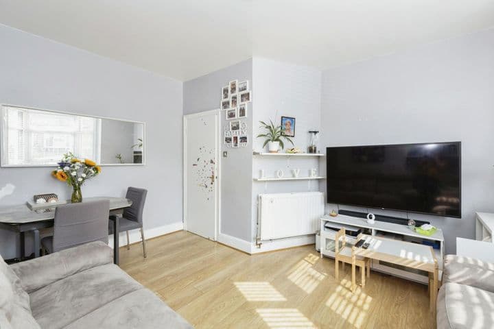 1 bedroom apartment for sale in London, United Kingdom - Image 6