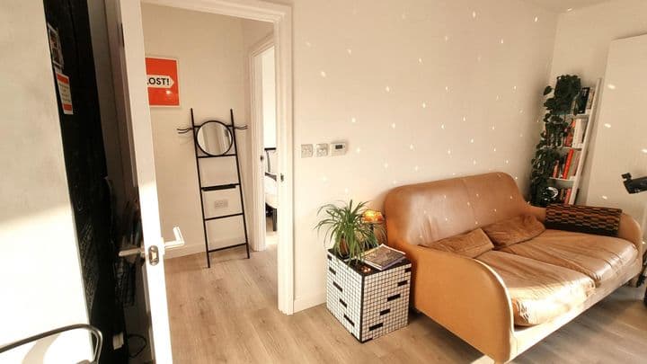 1 bedroom apartment for sale in London, United Kingdom - Image 5