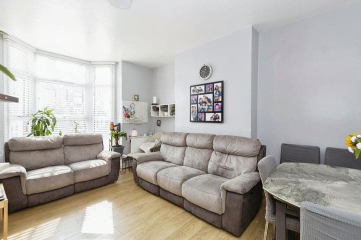 1 bedroom apartment for sale in London, United Kingdom - Image 4