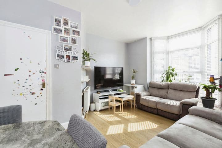 1 bedroom apartment for sale in London, United Kingdom - Image 5