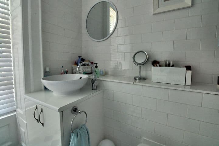 1 bedroom apartment for sale in Chichester, United Kingdom - Image 11