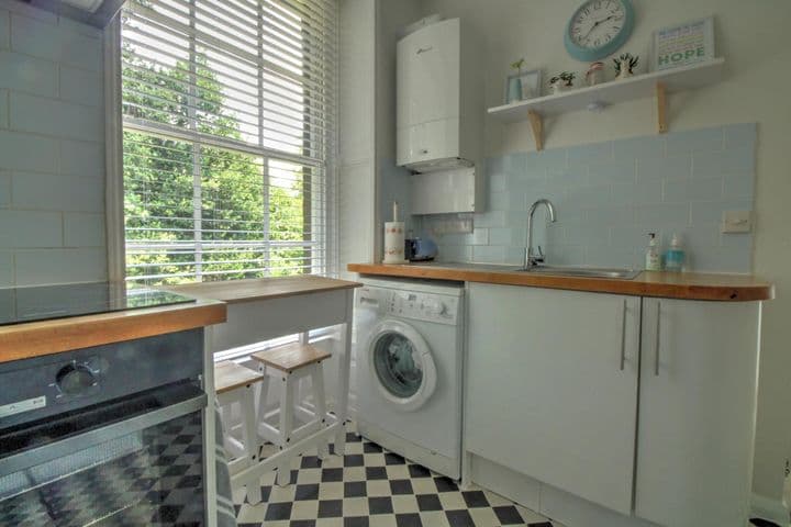 1 bedroom apartment for sale in Chichester, United Kingdom - Image 9