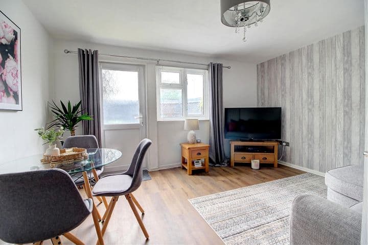 1 bedroom apartment for sale in Basingstoke, United Kingdom - Image 5