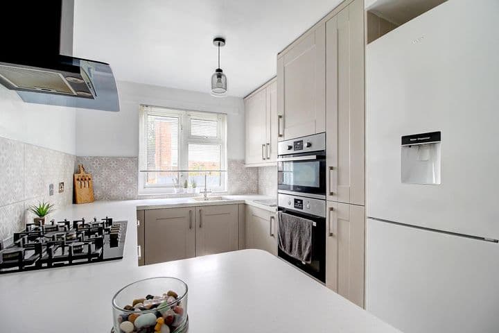 1 bedroom apartment for sale in Basingstoke, United Kingdom - Image 9