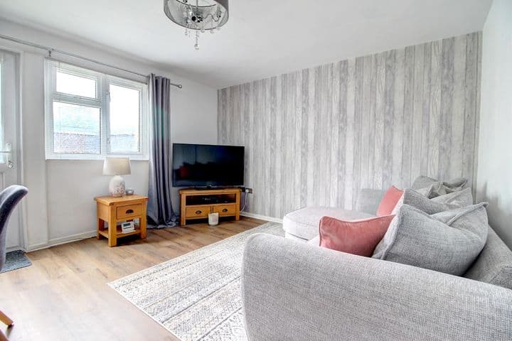 1 bedroom apartment for sale in Basingstoke, United Kingdom - Image 6