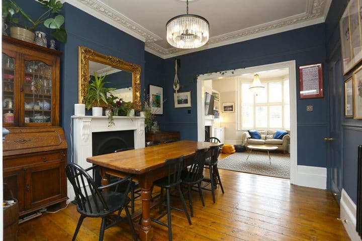 4 bedrooms house for sale in London, United Kingdom - Image 10