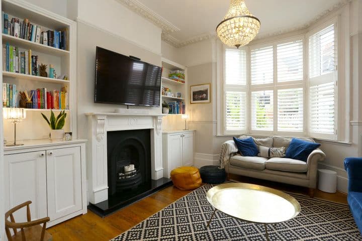 4 bedrooms house for sale in London, United Kingdom - Image 9