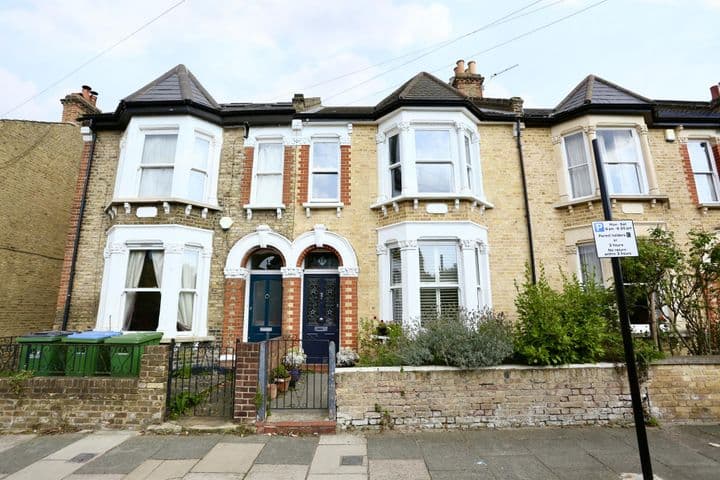 4 bedrooms house for sale in London, United Kingdom - Image 2