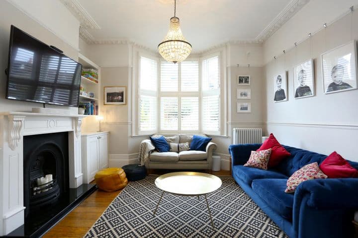 4 bedrooms house for sale in London, United Kingdom - Image 3